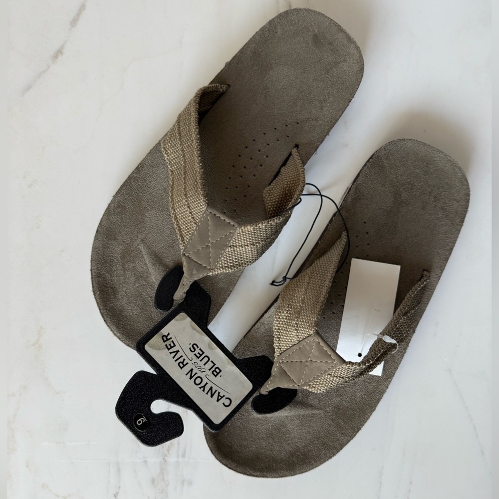 Canyon River Blues Flip Flops in Tan Men Sandals New Size 9